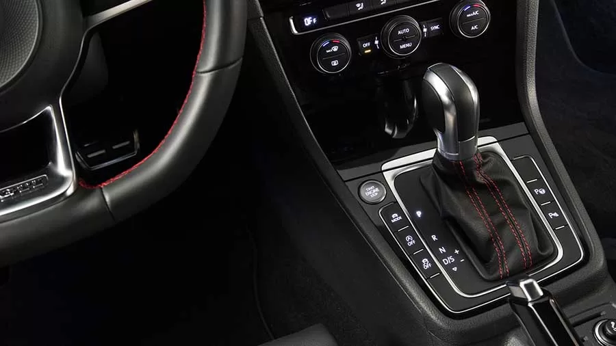 O design distintivo do Golf GTI inclui detalhes como a grade frontal vermelha, rodas esportivas, escapamento duplo e acabamentos internos exclusivos. Seu motor potente e ajustes de suspensão esportiva garantem uma condução ágil e empolgante.