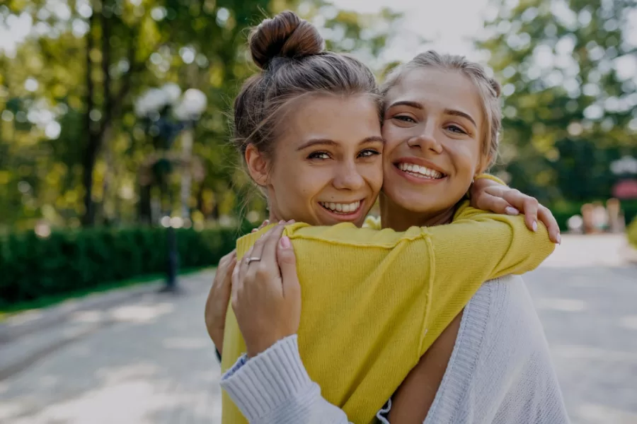 A amizade é um dos sentimentos mais nobres e fundamentais da experiência humana. Desde os tempos antigos, filósofos, poetas e pensadores têm exaltado a amizade como uma das bases essenciais para uma vida plena e feliz. Ela nos proporciona momentos de alegria, conforto emocional e uma sensação de pertencimento.