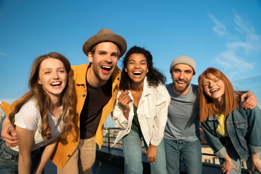 Nossos amigos estão ao nosso lado nos momentos de alegria, celebrando nossas conquistas, mas também nos momentos difíceis, oferecendo ombro amigo e apoio incondicional. Eles nos ajudam a crescer como pessoas, nos ensinam lições valiosas e compartilham conosco risos, lágrimas e memórias inesquecíveis.