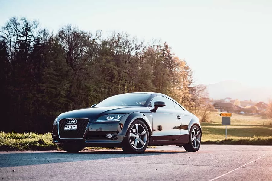 Uma das principais razões pelas quais as pessoas são atraídas pelo Audi TT é o seu desempenho esportivo. O modelo possui um motor potente e uma excelente dirigibilidade, proporcionando uma experiência de condução emocionante. Mesmo em versões mais antigas, o Audi TT ainda pode oferecer um desempenho impressionante. No entanto, é importante lembrar que o desempenho pode variar dependendo do ano do modelo e da manutenção adequada realizada pelo proprietário anterior.