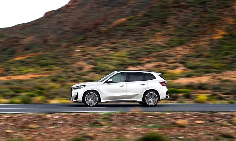 Produzido na fábrica da BMW Group em Regensburg, na Alemanha, o BMW iX1 possui uma semelhança marcante com o BMW X1 M Sport, a versão topo de linha do modelo a combustão.