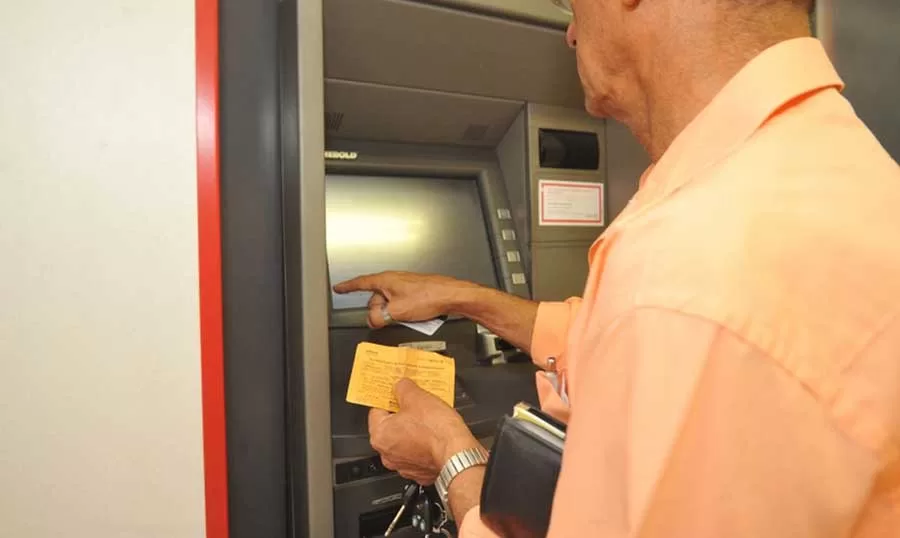 Especialistas explicam como agir diante de cobrança indevida de tarifas bancárias