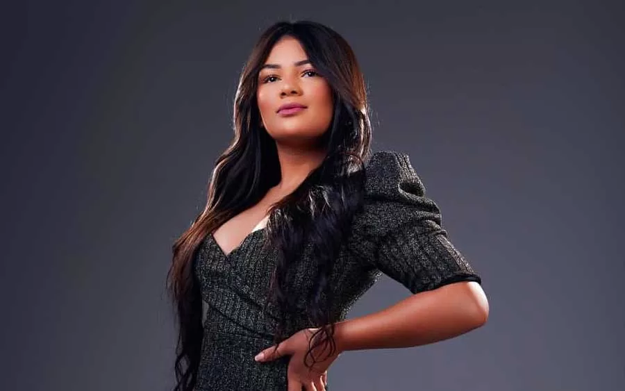 Nesta sexta-feira (30), familiares, amigos e fãs se reuniram na Capela do Centro, em Luziânia, no Entorno do Distrito Federal, para se despedir da talentosa cantora e radialista Augusta Vitória Teixeira de Araújo, conhecida como Vivi Araújo. Aos 22 anos, Vivi teve sua vida interrompida de forma trágica após seu veículo capotar em um acidente na GO-521, que dá acesso à BR-040.