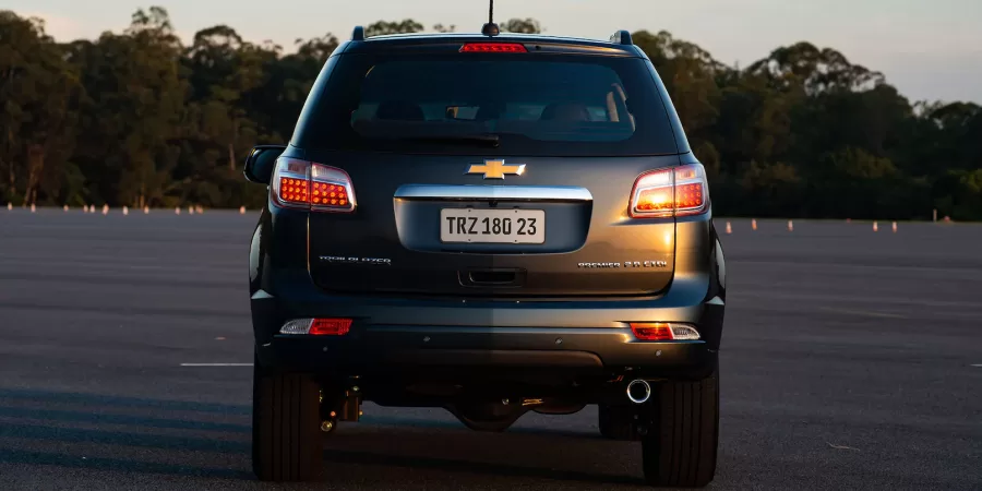 A Chevrolet apresenta o novíssimo Trailblazer 2024, um SUV que combina luxo, tecnologia e desempenho, oferecendo uma experiência de condução única para os apaixonados por aventura e conforto. Com um preço aproximado de R$ 393.430, este veículo é uma opção de alto padrão para aqueles que desejam investir em qualidade e inovação.