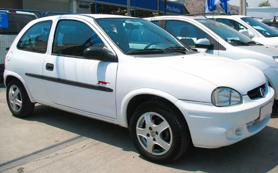 Corsa Hatch 1ª geração (Qwerty242 / Wikimedia)