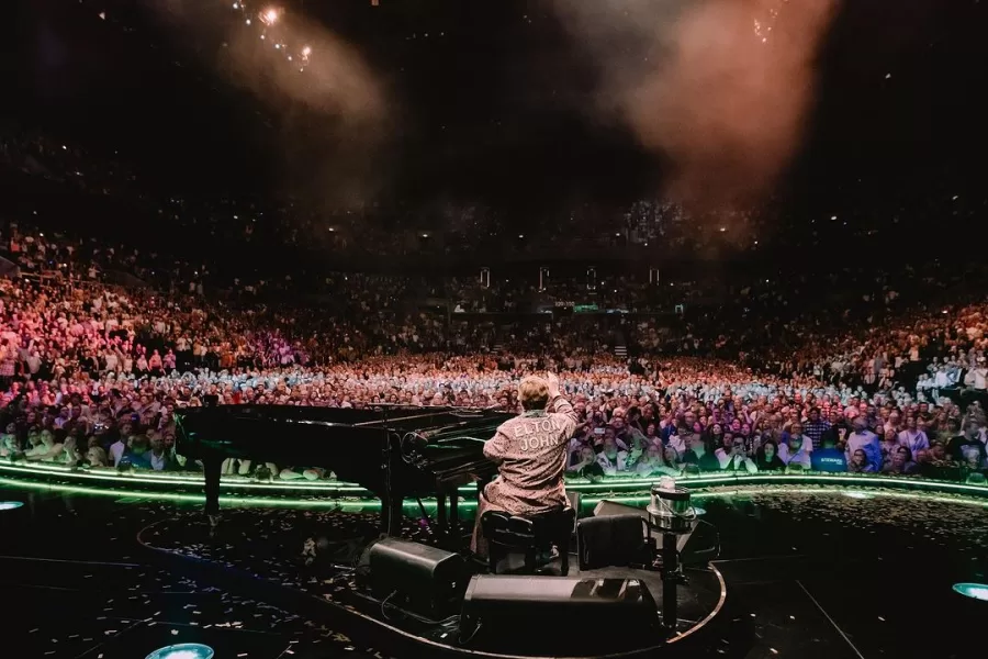 Elton John Encerra Carreira de Meio Século com Show Memorável na Suécia
