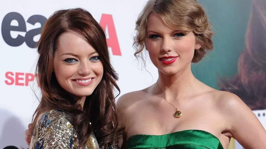 Emma Stone e Taylor Swift em 2010 (reprodução/Facebook)