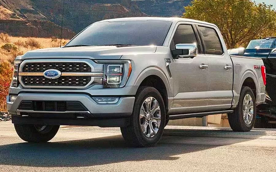 Sob o capô, a nova Ford F-150 abriga um poderoso motor 5.0L V8, capaz de gerar incríveis 405 cv de potência e um torque de 556 Nm. Essa combinação oferece uma experiência de condução excepcional, proporcionando força e desempenho em qualquer situação.