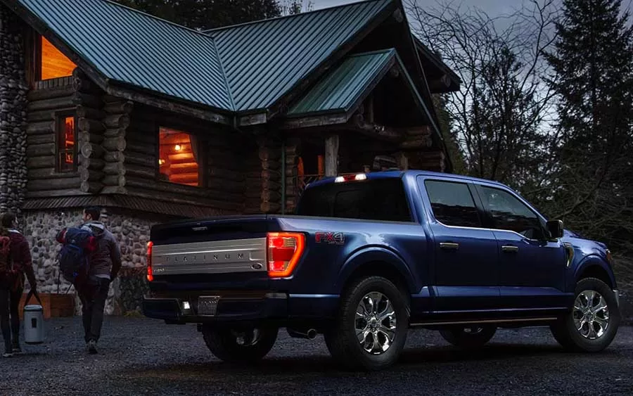 Com uma autonomia impressionante, a F-150 permite que os motoristas percorram grandes distâncias sem se preocupar com reabastecimento. Graças ao consumo eficiente e ao tanque de combustível de 136 litros, a picape pode ultrapassar 1.000 km de autonomia na estrada. Além disso, o controle automático em descidas garante uma condução mais segura e confortável em terrenos íngremes.