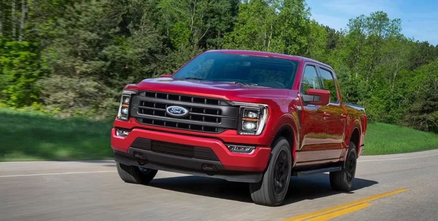 A mais recente chegada ao Brasil, a F-150, revelou-se um verdadeiro sucesso entre os amantes de picapes. Considerada a linha mais vendida do mundo, a F-150 impressiona com sua carroceria de alumínio e um poderoso motor 5.0 V8 de 405 cv. Além disso, um dos destaques inovadores do veículo é a central multimídia SYNC 4, uma verdadeira novidade no mercado nacional.