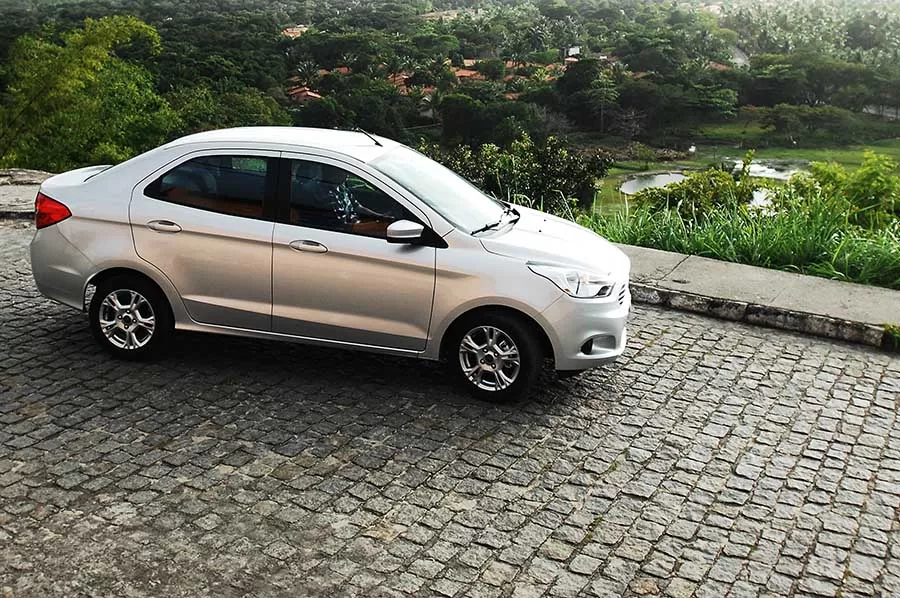 Ao considerar a compra de um Ford Ka Sedan usado, existem vários fatores a serem analisados para tomar uma decisão informada. O Ford Ka Sedan é um carro popular e econômico, amplamente disponível no mercado de veículos usados. A escolha entre o modelo automático e manual dependerá das suas preferências pessoais e necessidades de condução. Abaixo estão alguns pontos a serem considerados: