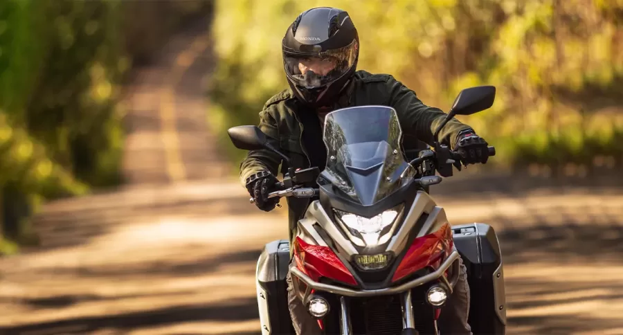 A mais recente novidade da NC 750X disponível no Brasil é a chegada da versão equipada com o câmbio DCT - Dual Clutch Transmission, que já era utilizado em modelos como a Honda GL 1800 Gold Wing, a CRF 1100L Africa Twin e a scooter X-ADV. A decisão de oferecer a NC 750X com câmbio manual ou com o DCT ampliou a versatilidade dessa Honda cheia de personalidade.