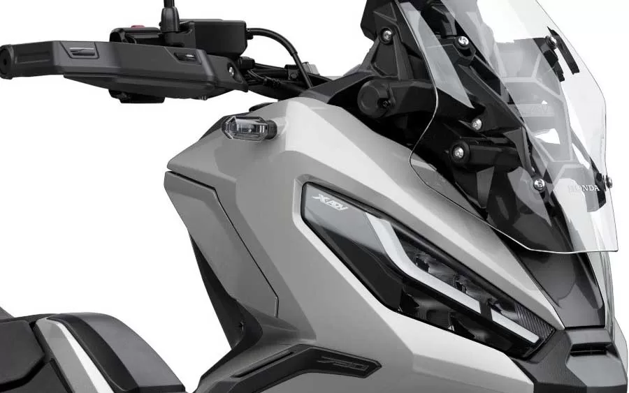 A Honda X-ADV oferece toda a praticidade esperada das scooters, tornando-a perfeita para os deslocamentos diários. No entanto, o grande diferencial está em suas capacidades dinâmicas, que eram exclusivas das motos destinadas a grandes aventuras, como a consagrada Honda CRF 1100L Africa Twin.