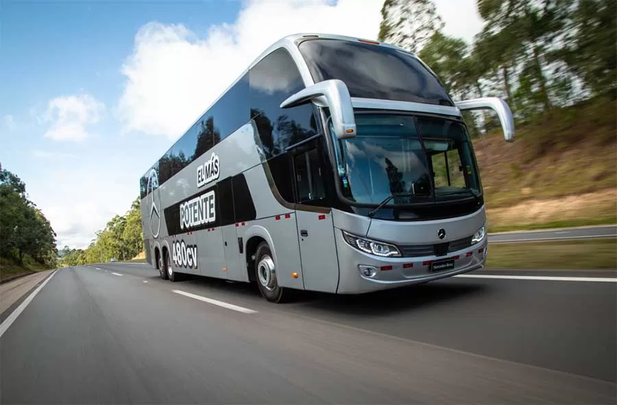 Mais potentes, mais robustos e mais completos. A Mercedes-Benz do Brasil acaba de lançar novos chassis de ônibus rodoviários para países da região andina e outros mercados da América Latina. Os modelos O 500 RSD 2448 6x2, com 478 cv, e O 500 RS 1945 4x2, com 448 cv, chegam equipados com tecnologia avançada de segurança e passam a integrar o portfólio da marca para clientes desses países que atuam no setor de transporte rodoviário e fretamento.