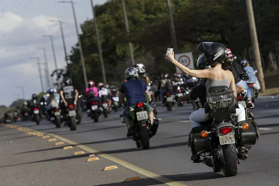 No último sábado (29), as vias de Brasília foram tomadas por uma impressionante quantidade de motocicletas, marcando o encerramento do 20º Capital Moto Week, considerado o maior festival de motos e rock da América Latina (Marcelo Camargo/Agência Brasil)