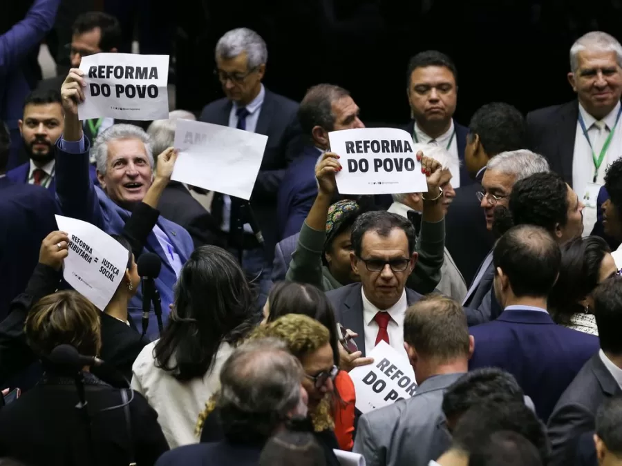 A votação ocorreu durante a madrugada, por volta de 1h40 da manhã, com 382 votos a favor, 118 votos contrários e três abstenções (Lula Marques/ Agência Brasil)