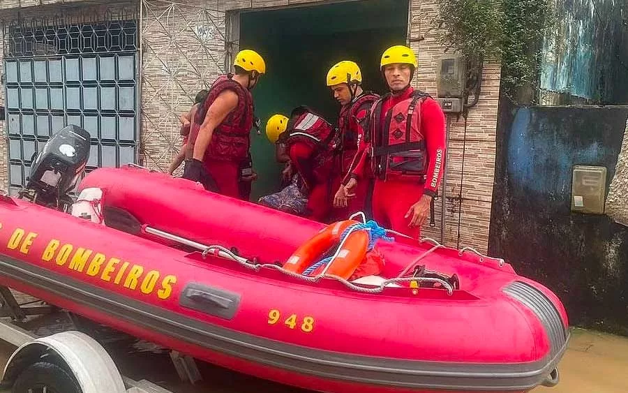 Governadora de Pernambuco decreta situação de emergência em 12 cidades atingidas por fortes chuvas