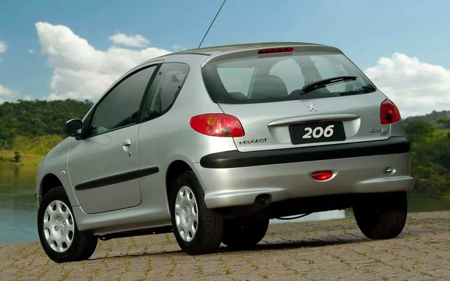 Estilo e Design: O Peugeot 206 possui um design marcante e elegante, o que o torna um carro atraente e com uma boa presença nas ruas.