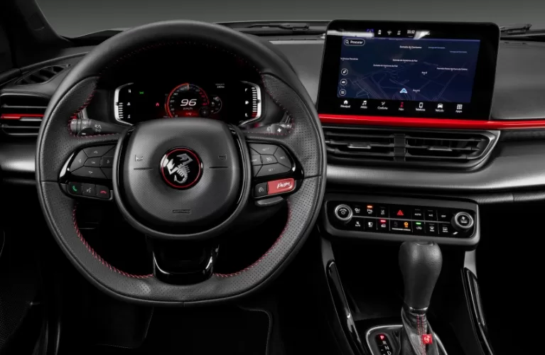 Painel digital e resposta instantânea: Sinta o poder do Fiat Pulse Abarth ao volante.