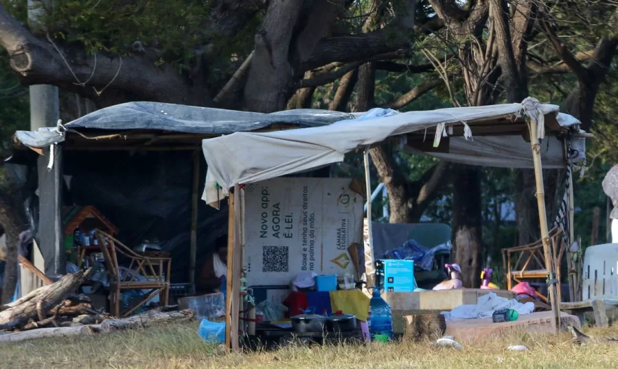 Pessoas em situação de rua acampadas no Plano Piloto, em Brasília (Fabio Rodrigues-Pozzebom/ Agência Brasil)