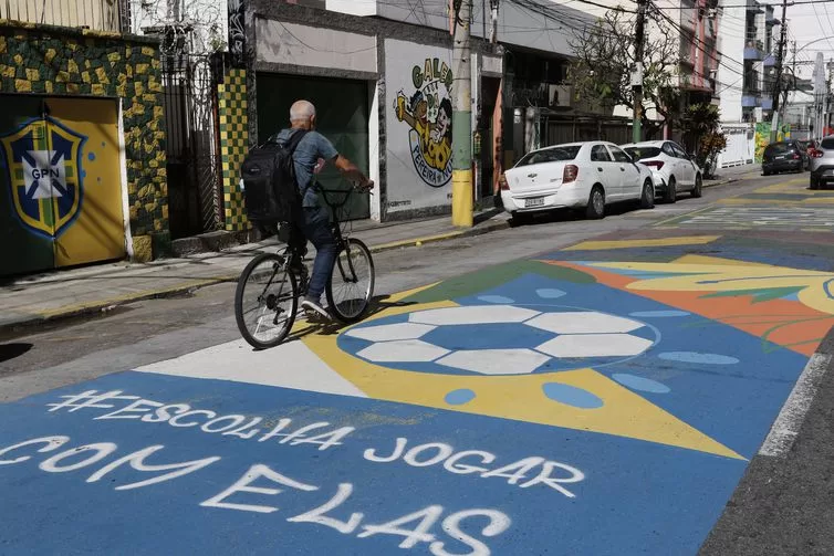 A Rua Pereira Nunes, em Vila Isabel, ganha vida com cores vibrantes em homenagem à Copa do Mundo de futebol feminino (Fernando Frazão/Agência Brasil)