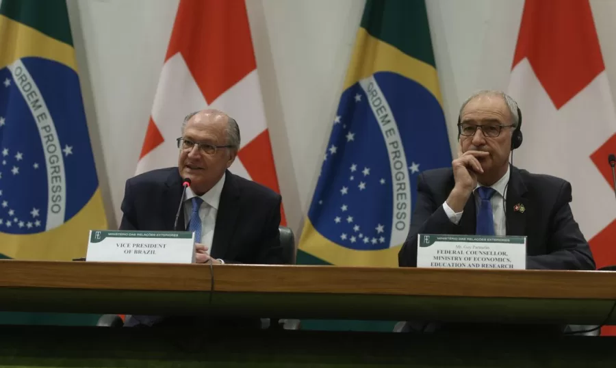 Fórum Brasil-Suíça de Investimentos e Inovação em Infraestrutura e Sustentabilidade, participam da abertura, o  ministro  do Desenvolvimento, Indústria, Comércio e Serviços, Geraldo Alckmin, o conselheiro federal, das pastas de Economia, Educação e Pesquisa da Suíça, Guy Parmelin (Valter Campanato/Agência Brasil)