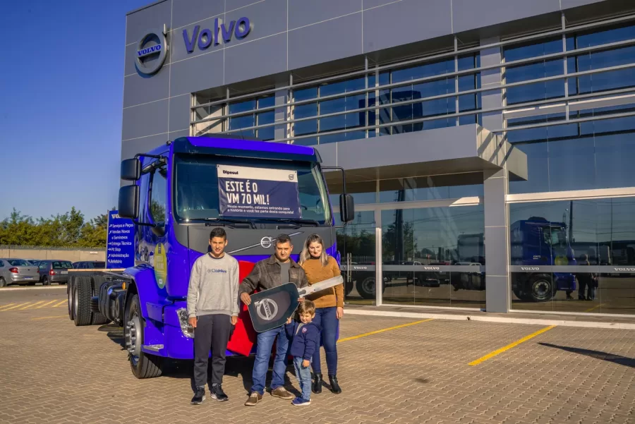 Volvo VM 70.000 foi para casal do RS, que celebra seu primeiro caminhão zero quilômetro