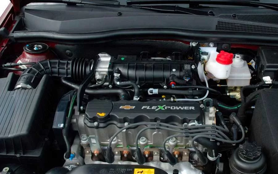 Sob o capô, o motor flex de 2.0 litros e 8 válvulas do Vectra Elegance proporciona uma potência respeitável de 133 cv, oferecendo um desempenho sólido tanto em estradas quanto em áreas urbanas.