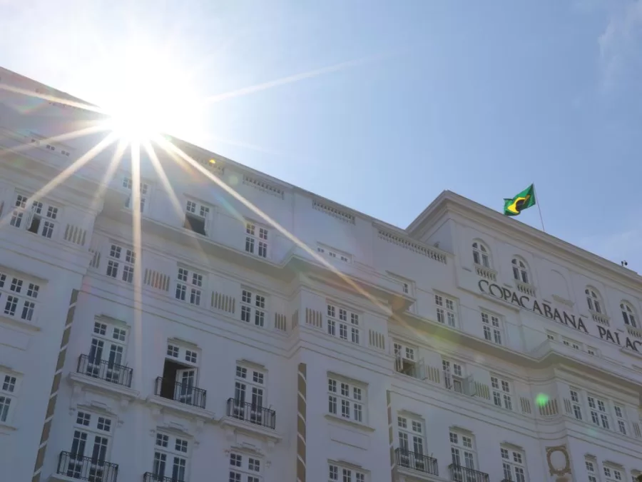 Com 239 quartos e suítes majestosamente dispostos à beira da icônica praia de Copacabana, o Copacabana Palace é um símbolo inconfundível da paisagem carioca. Desde sua inauguração em 13 de agosto de 1923, o hotel tem sido um farol do luxo e da ostentação.