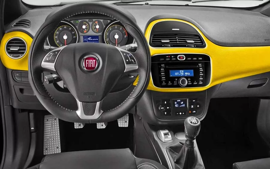 Ao entrar no interior do Fiat Punto T-Jet 1.4 Turbo, os ocupantes são recebidos por um ambiente que combina conforto e tecnologia.