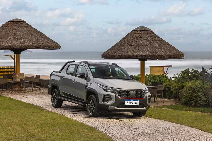 A Fiat Strada Edizione 25 CD 1.0 Turbo 200 Flex CVT é mais do que uma picape; é uma homenagem aos 25 anos de sucesso da Strada no mercado automotivo. Sua combinação de potência, estilo e conforto exemplifica a evolução constante da picape ao longo dos anos.