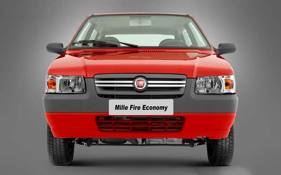 Um traço distintivo do Fiat Uno Mille Economy 1.0 é sua notável capacidade de utilizar tanto álcool quanto gasolina como combustível.