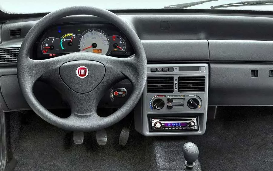 Ao entrar no Fiat Uno Mille Economy 1.0, você é recebido por um interior cuidadosamente projetado para otimizar o espaço e a funcionalidade. Os controles e comandos estão posicionados ergonomicamente, tornando a interação com o veículo intuitiva e conveniente. Os materiais utilizados refletem a preocupação da Fiat em proporcionar durabilidade e conforto, criando um ambiente acolhedor para motoristas e passageiros.