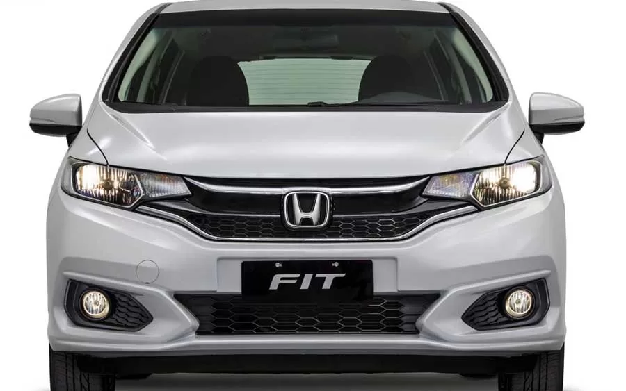 Ao contemplar o Honda Fit LX 1.5 AT 2021, o design exerce um papel proeminente. Com linhas modernas e uma postura compacta, o visual do veículo equilibra estética e funcionalidade de maneira notável.