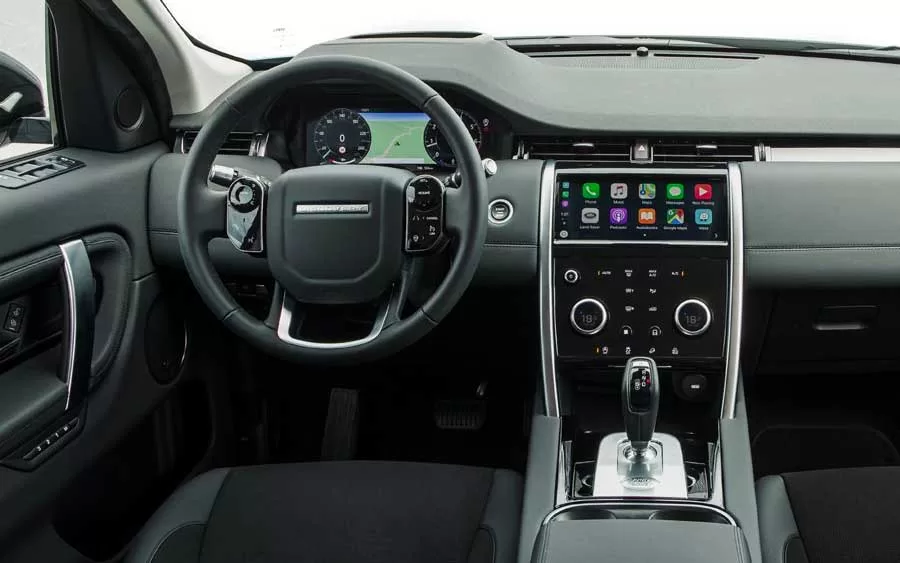 Adentrar o Land Rover Discovery Sport R-Dynamic SE 2.0 MHEV é ser recebido por um interior que reflete o compromisso da marca com o luxo moderno.