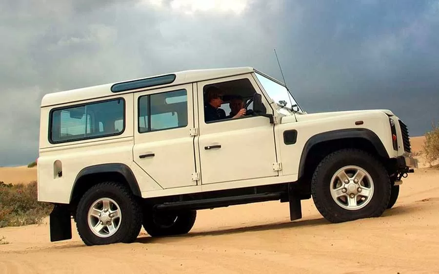 O design do Land Rover Defender 110 SW 2.5 Turbo 2005 é uma expressão autêntica da sua natureza aventureira.