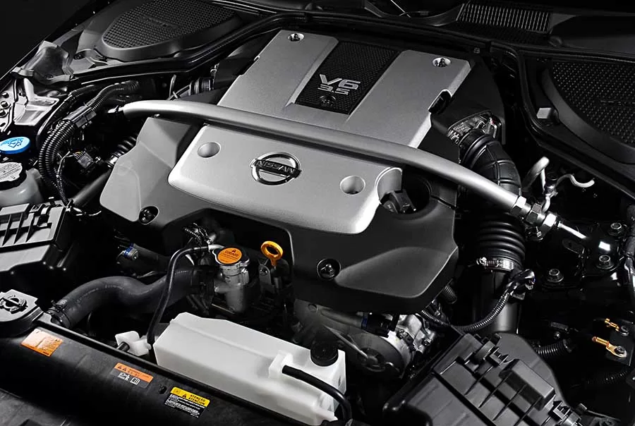 O coração do Nissan 350Z é um motor V6 de 3.5 litros que entrega uma potência empolgante de 313 cavalos a 6800 RPM.