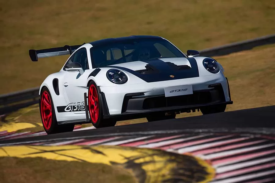 O tão aguardado lançamento do Novo Porsche 911 GT3 RS finalmente aporta no cenário automobilístico brasileiro