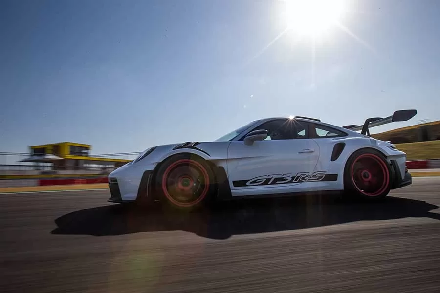O preço aproximado do Novo Porsche 911 GT3 RS é próximo de R$ 1.920.000, oferecendo aos entusiastas a oportunidade de vivenciar o ápice do desempenho automotivo.