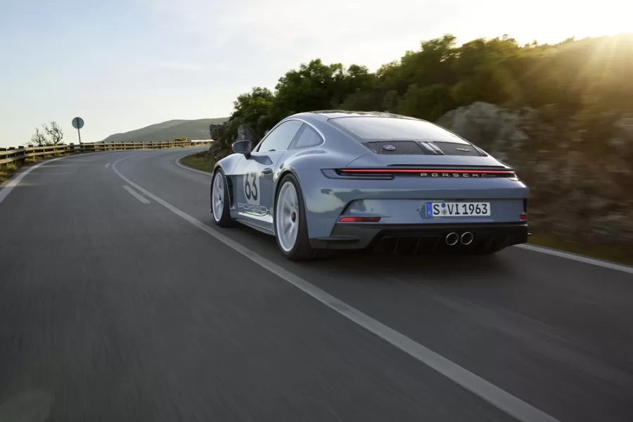 O nome "S/T" remete à tradição da Porsche, destacando que o novo modelo é um descendente da primeira geração do 911 especialmente voltado para o desempenho, conhecido como 911 ST.