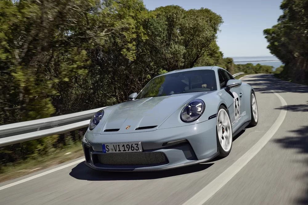 Novo Porsche 911 S/T celebra aniversário com purismo e desempenho de tirar o fôlego