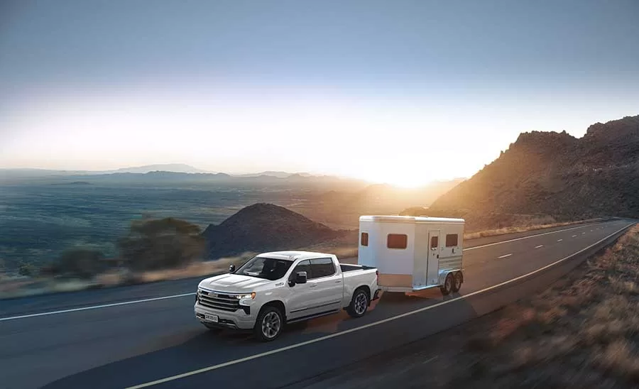 Com um enfoque notável na combinação entre desempenho, sofisticação e tecnologia, a Silverado apresentará uma configuração High Country exclusiva, especialmente desenvolvida para atender ao exigente mercado brasileiro.