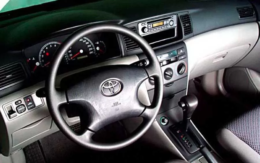 Ao adentrar o interior do Corolla 2003, fica evidente o cuidado que a Toyota dedicou ao design e à ergonomia. Com capacidade para acomodar cinco passageiros, incluindo o motorista, e um porta-malas generoso de 437 litros, o veículo oferece um espaço interno que ultrapassa as expectativas de seu segmento.