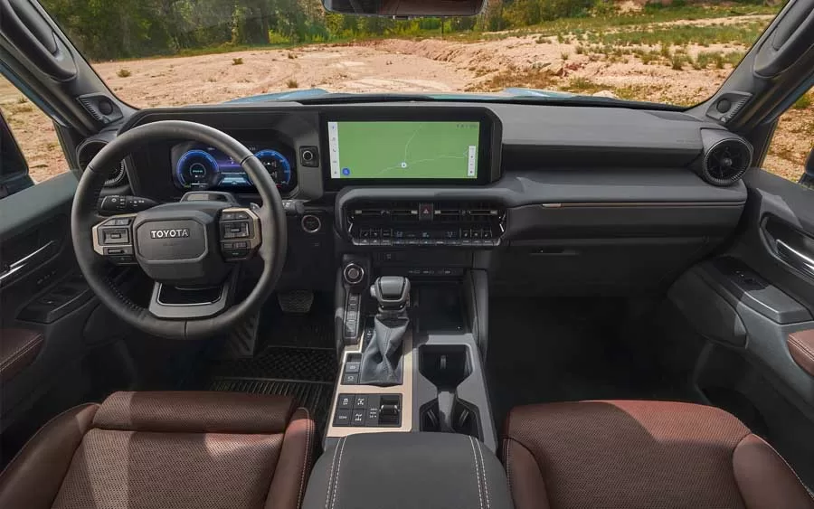 A cabine do Land Cruiser apresenta um visual moderno e repleto de tecnologia.