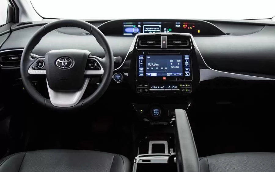 Como a quarta geração da famosa linha Prius, esse veículo híbrido não apenas atende, mas redefine as expectativas, ao unir um sistema de propulsão inovador a um design meticulosamente elaborado.