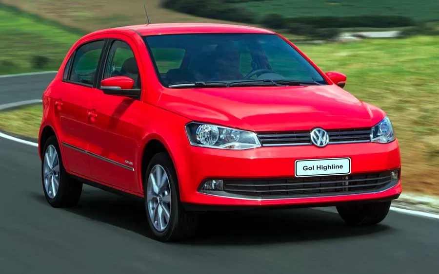 O design do Volkswagen Gol Highline 1.6 de 2015 é uma mescla elegante de estilo e funcionalidade. Suas linhas suaves, sem exageros, e os detalhes refinados conferem ao veículo uma estética que atrai olhares por onde passa.