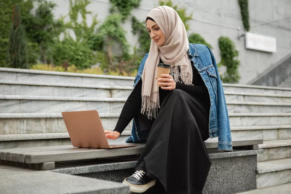 Governo Francês vai proibir o uso de abaya nas escolas públicas