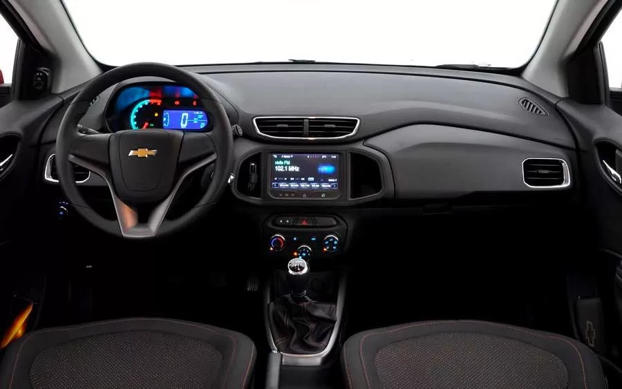 O Chevrolet Onix LTZ 1.4 2013 apresenta funcionalidades de infotenimento, incluindo rádio, conexão USB e Bluetooth. O toque moderno é complementado por um computador de bordo, fornecendo informações cruciais ao motorista.