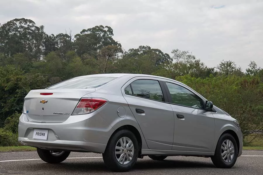 O Chevrolet Prisma Joy 1.0 2019 se destaca pelo seu design moderno e atraente. Com linhas fluídas e detalhes cuidadosamente projetados, ele apresenta um equilíbrio notável entre estética e funcionalidade. A sua carroceria compacta e elegante contribui não apenas para o visual cativante, mas também para a eficiência aerodinâmica do veículo.