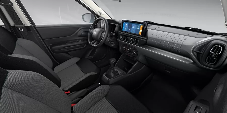 O Novo Citroën C3 continua a se destacar por seus recursos inovadores, como a central multimídia Citroën Connect Touchscreen de 10”, que integra perfeitamente o Android Auto e o Apple CarPlay sem fio. Além disso, o veículo ostenta o maior porta-malas em sua categoria, oferecendo uma capacidade ampla e versátil.
